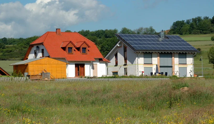Residential solar installation supported by an energy storage system